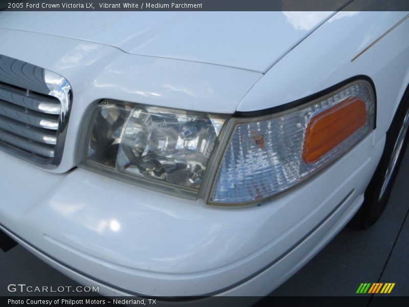 Vibrant White / Medium Parchment 2005 Ford Crown Victoria LX