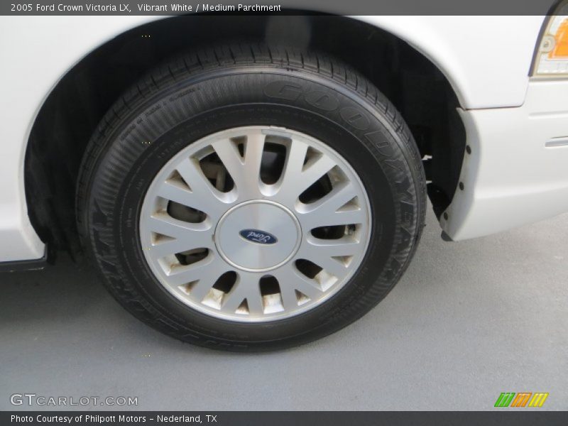 Vibrant White / Medium Parchment 2005 Ford Crown Victoria LX