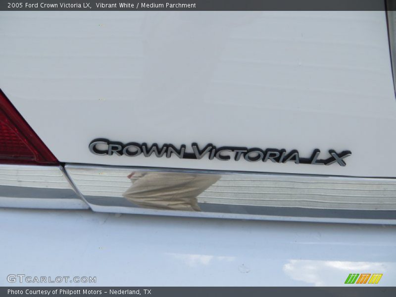 Vibrant White / Medium Parchment 2005 Ford Crown Victoria LX