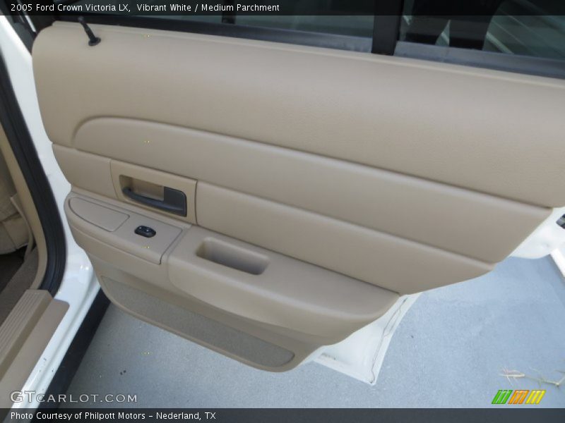 Vibrant White / Medium Parchment 2005 Ford Crown Victoria LX