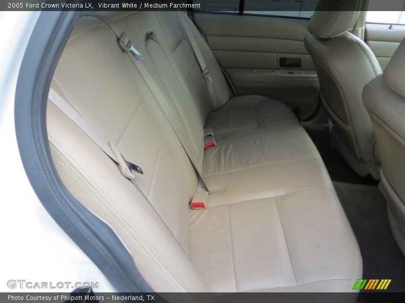 Vibrant White / Medium Parchment 2005 Ford Crown Victoria LX