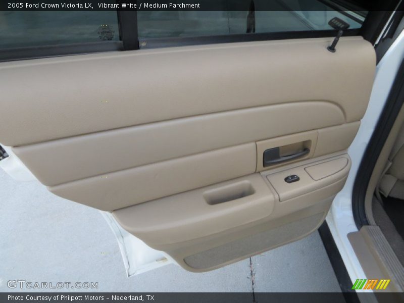 Vibrant White / Medium Parchment 2005 Ford Crown Victoria LX
