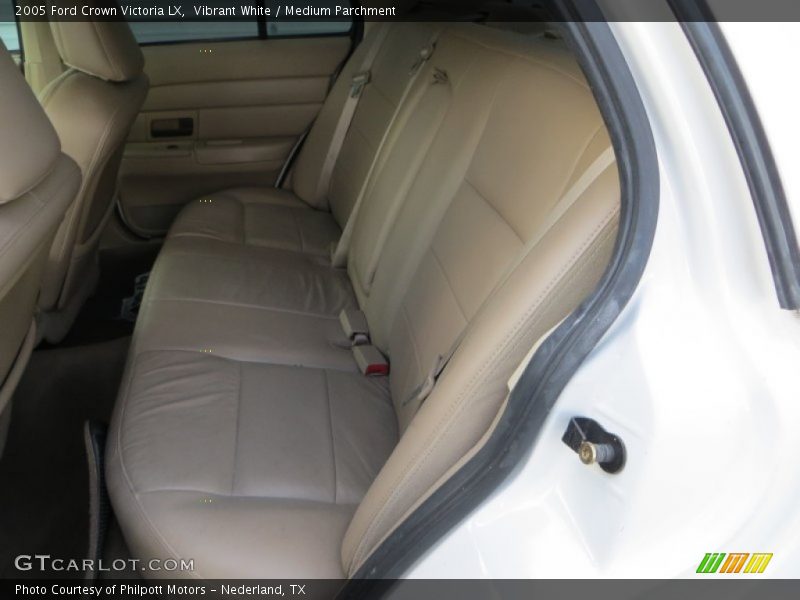 Vibrant White / Medium Parchment 2005 Ford Crown Victoria LX