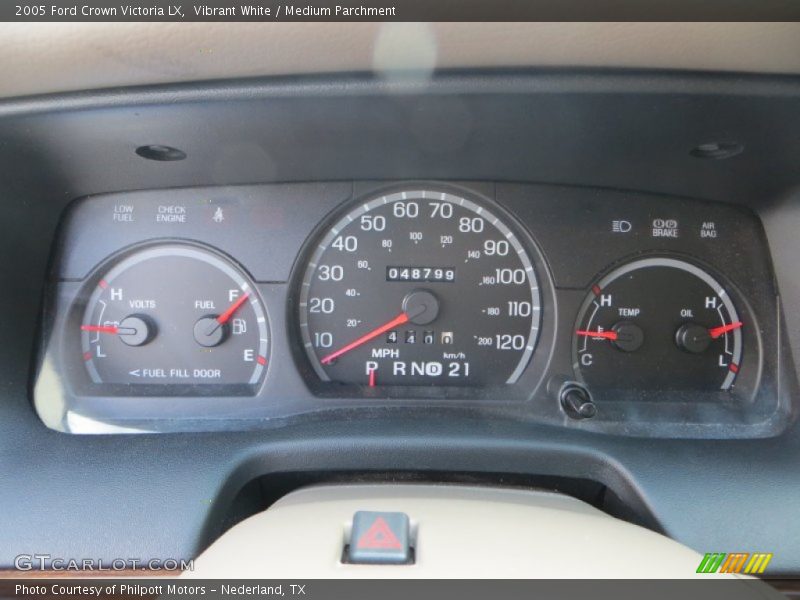 Vibrant White / Medium Parchment 2005 Ford Crown Victoria LX
