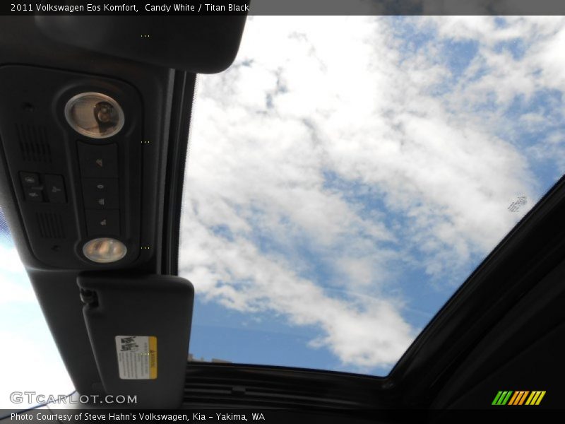 Candy White / Titan Black 2011 Volkswagen Eos Komfort