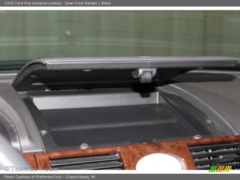 Silver Frost Metallic / Black 2005 Ford Five Hundred Limited