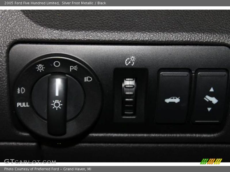 Silver Frost Metallic / Black 2005 Ford Five Hundred Limited