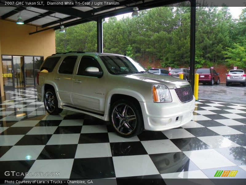 Diamond White Tri-Coat / Light Titanium 2007 GMC Yukon SLT