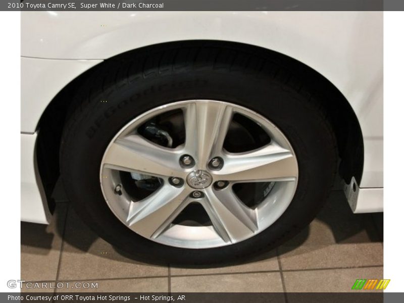 Super White / Dark Charcoal 2010 Toyota Camry SE