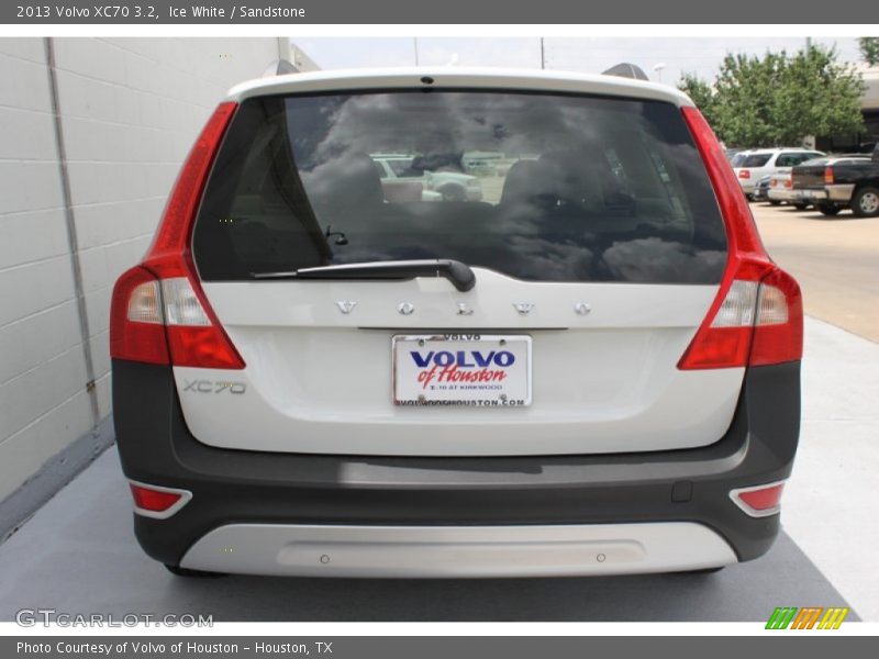 Ice White / Sandstone 2013 Volvo XC70 3.2