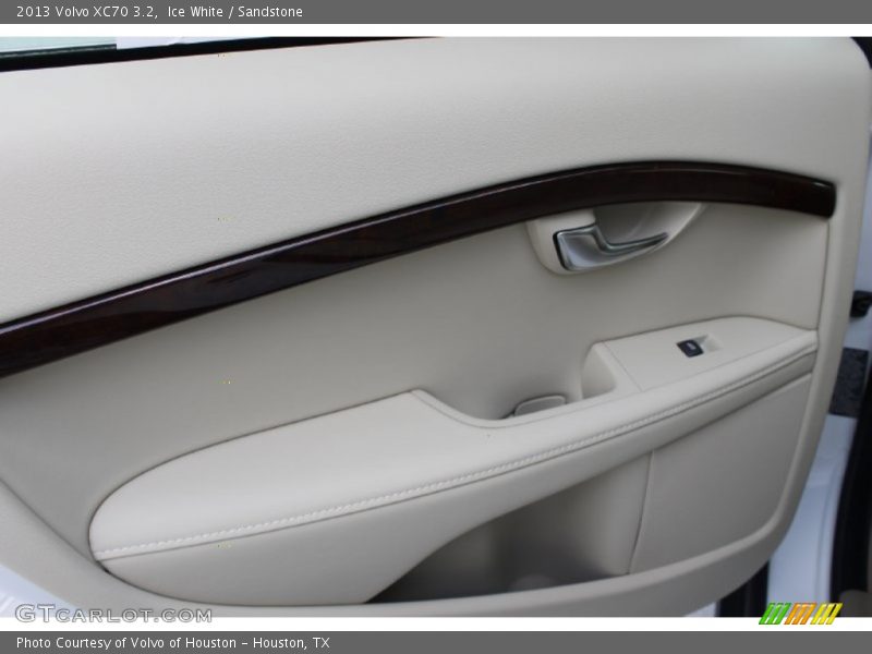 Ice White / Sandstone 2013 Volvo XC70 3.2
