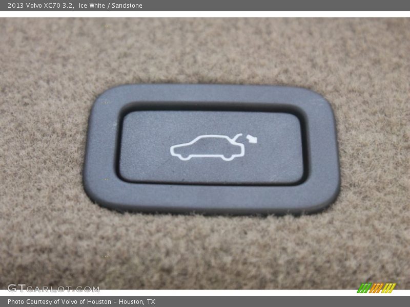 Ice White / Sandstone 2013 Volvo XC70 3.2
