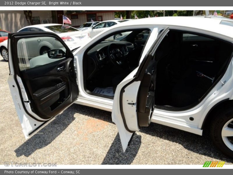 Bright White / Black 2012 Dodge Charger SE