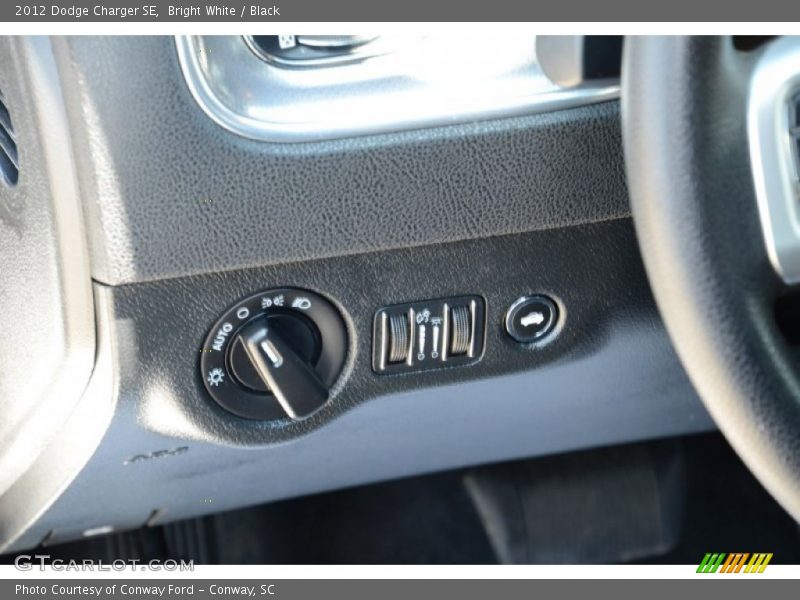 Bright White / Black 2012 Dodge Charger SE