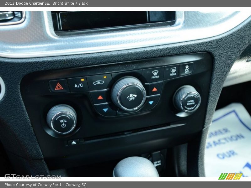 Bright White / Black 2012 Dodge Charger SE