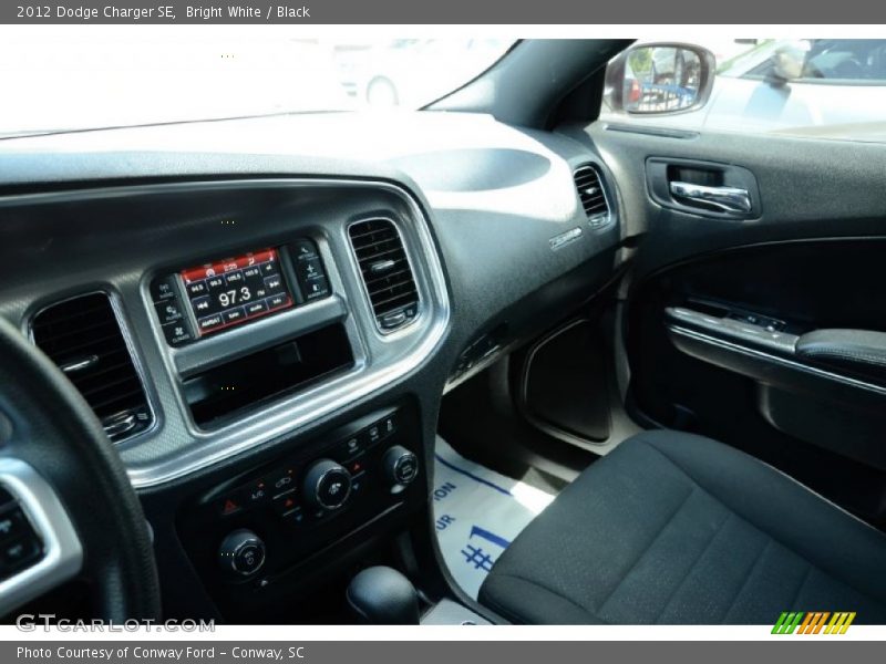 Bright White / Black 2012 Dodge Charger SE