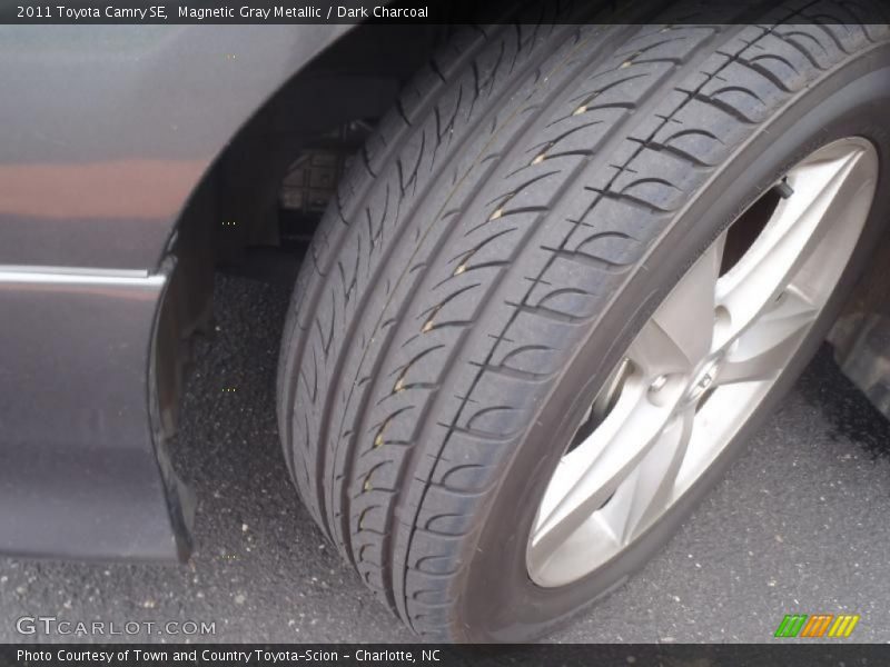 Magnetic Gray Metallic / Dark Charcoal 2011 Toyota Camry SE
