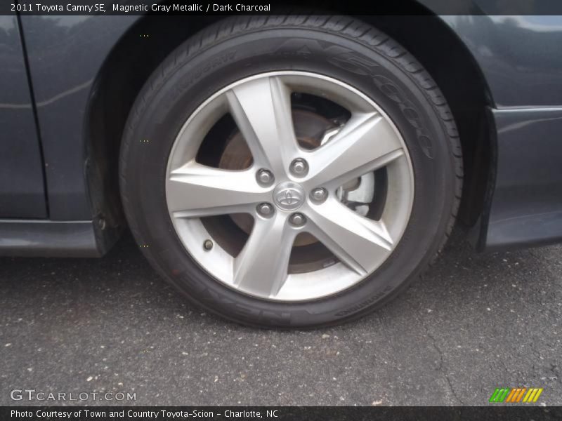 Magnetic Gray Metallic / Dark Charcoal 2011 Toyota Camry SE