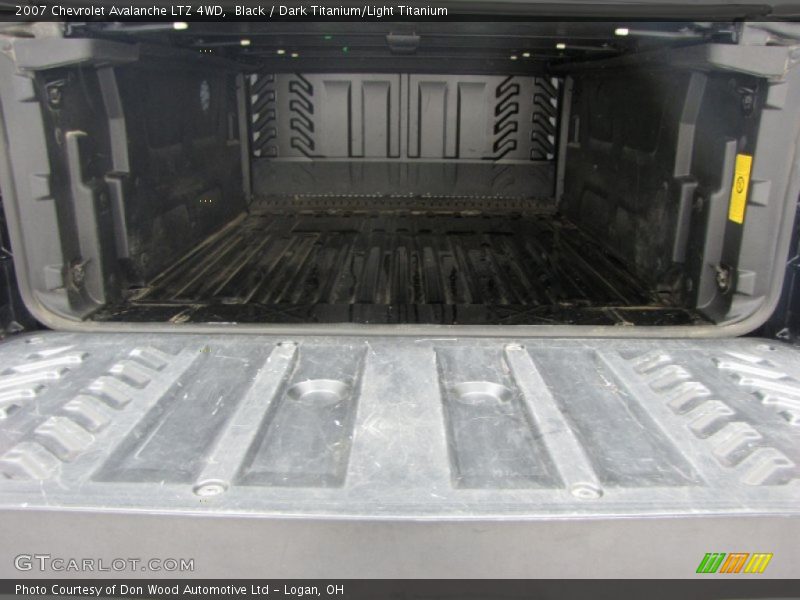 Black / Dark Titanium/Light Titanium 2007 Chevrolet Avalanche LTZ 4WD