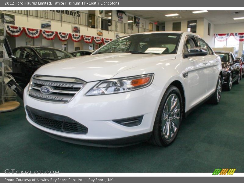 Front 3/4 View of 2012 Taurus Limited