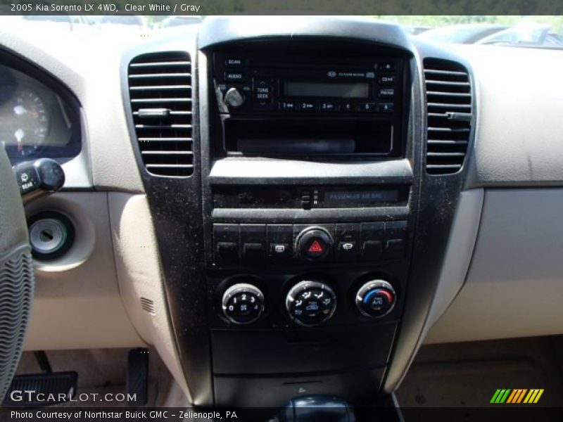 Clear White / Gray 2005 Kia Sorento LX 4WD