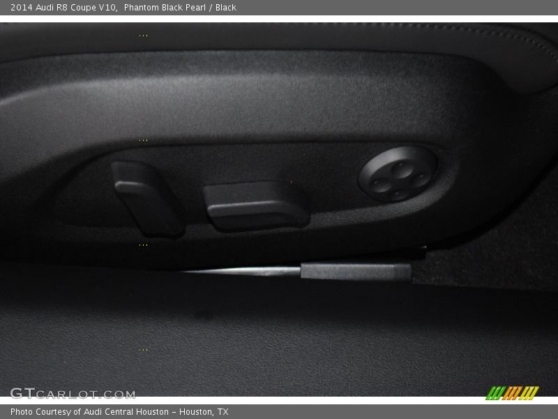 Controls of 2014 R8 Coupe V10