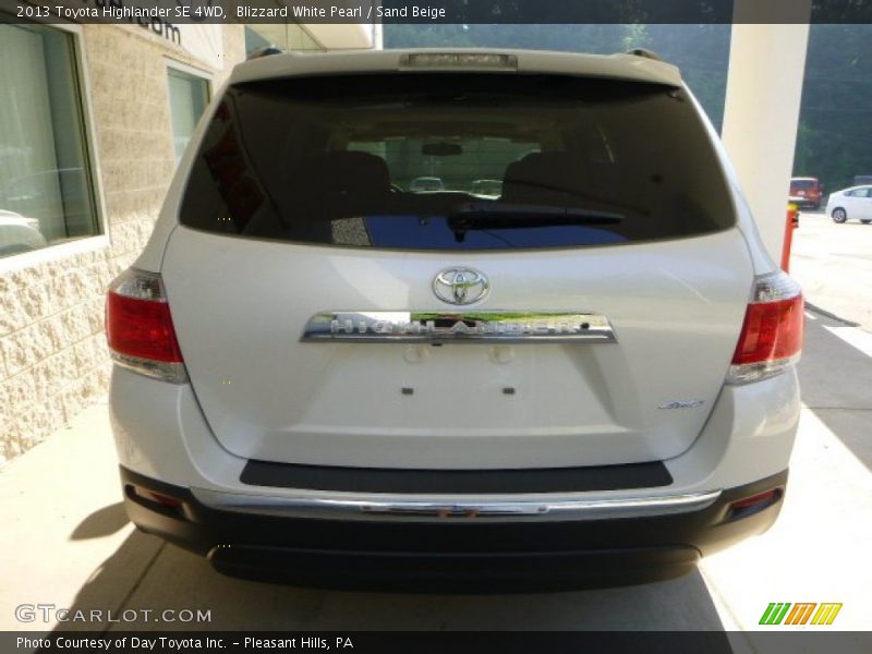 Blizzard White Pearl / Sand Beige 2013 Toyota Highlander SE 4WD