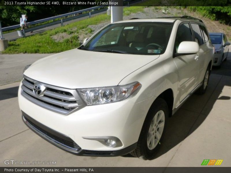 Blizzard White Pearl / Sand Beige 2013 Toyota Highlander SE 4WD