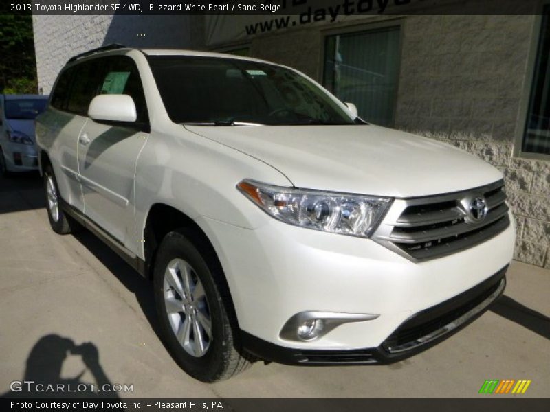 Blizzard White Pearl / Sand Beige 2013 Toyota Highlander SE 4WD