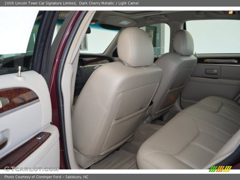 Dark Cherry Metallic / Light Camel 2006 Lincoln Town Car Signature Limited