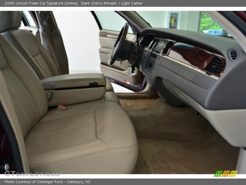 Dark Cherry Metallic / Light Camel 2006 Lincoln Town Car Signature Limited