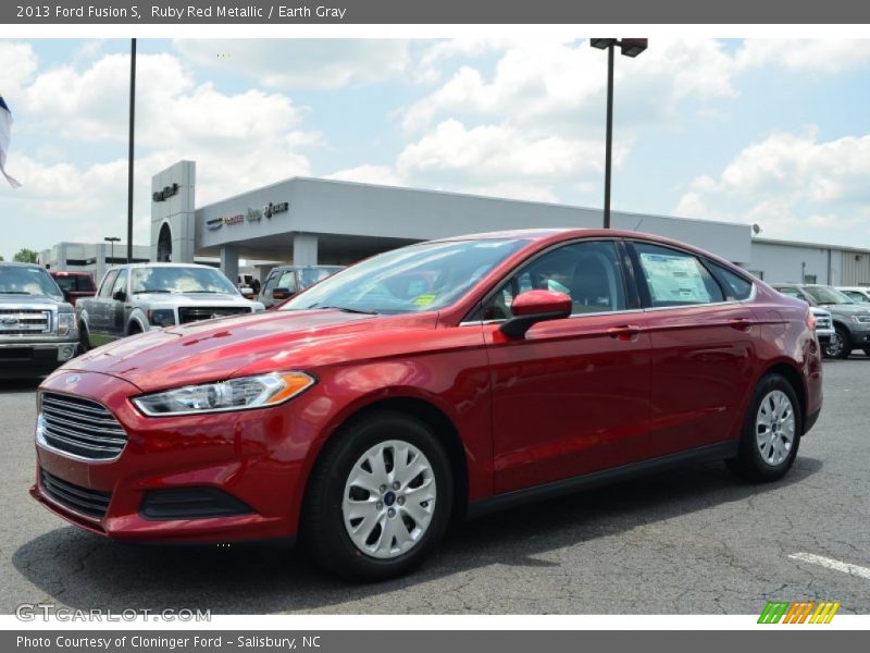 Front 3/4 View of 2013 Fusion S