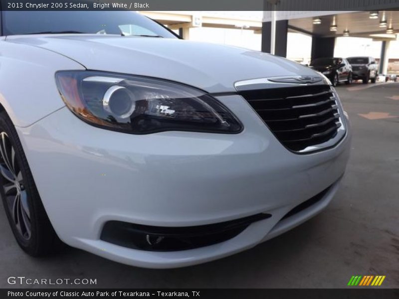 Bright White / Black 2013 Chrysler 200 S Sedan