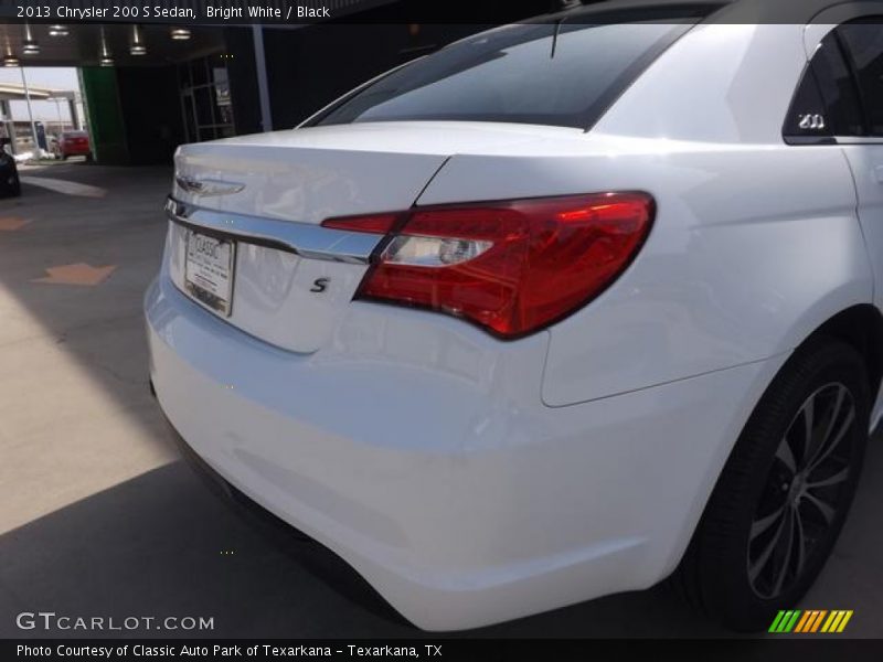 Bright White / Black 2013 Chrysler 200 S Sedan