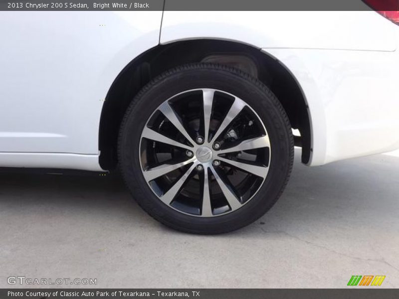 Bright White / Black 2013 Chrysler 200 S Sedan