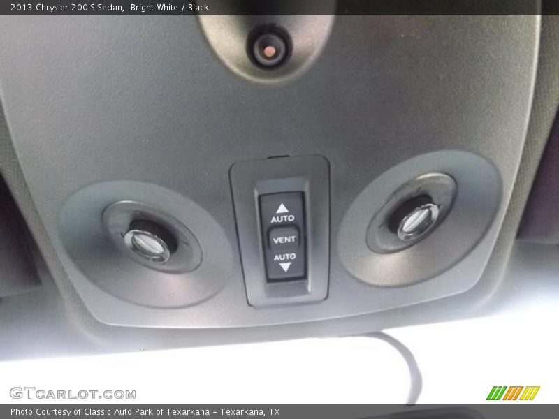 Bright White / Black 2013 Chrysler 200 S Sedan