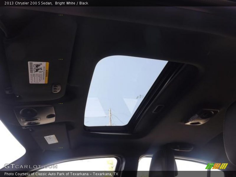 Bright White / Black 2013 Chrysler 200 S Sedan