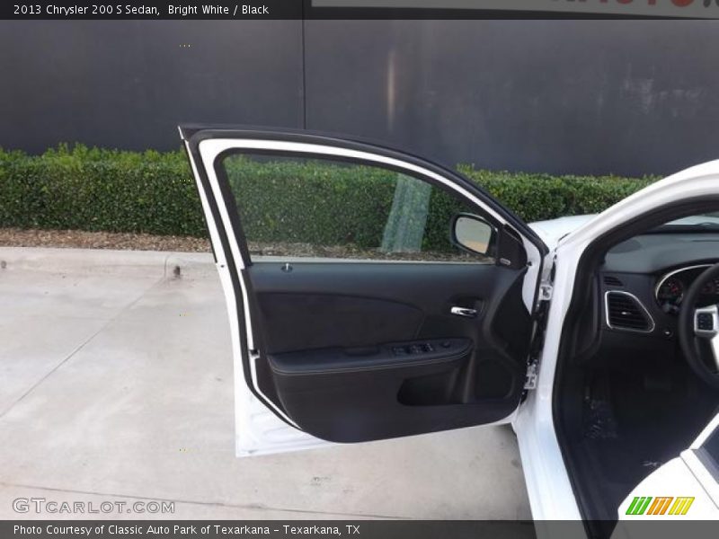 Bright White / Black 2013 Chrysler 200 S Sedan