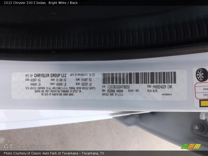 Bright White / Black 2013 Chrysler 200 S Sedan