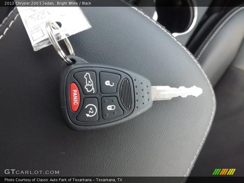 Bright White / Black 2013 Chrysler 200 S Sedan