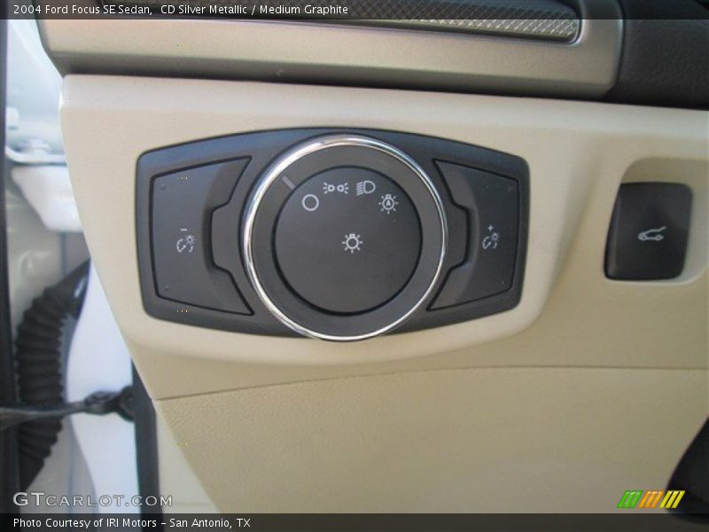 CD Silver Metallic / Medium Graphite 2004 Ford Focus SE Sedan