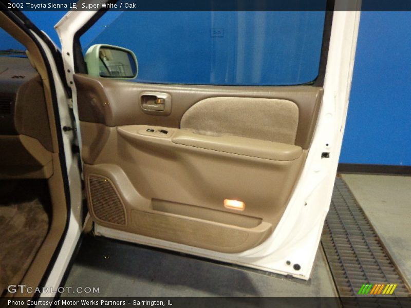 Super White / Oak 2002 Toyota Sienna LE
