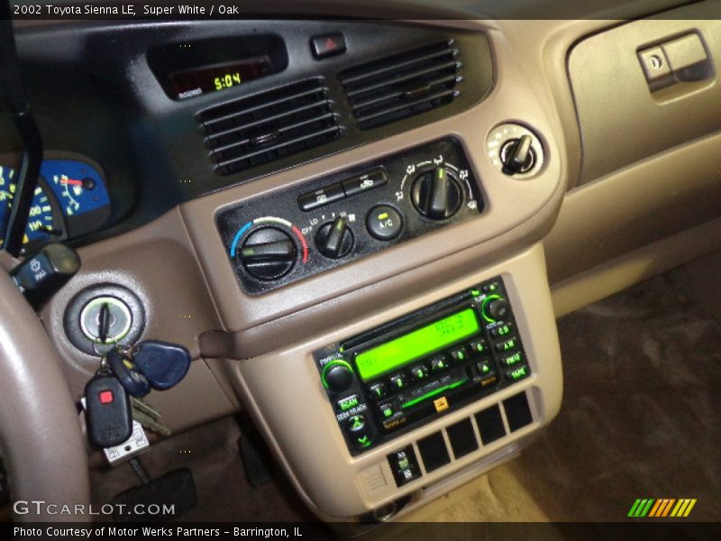 Super White / Oak 2002 Toyota Sienna LE