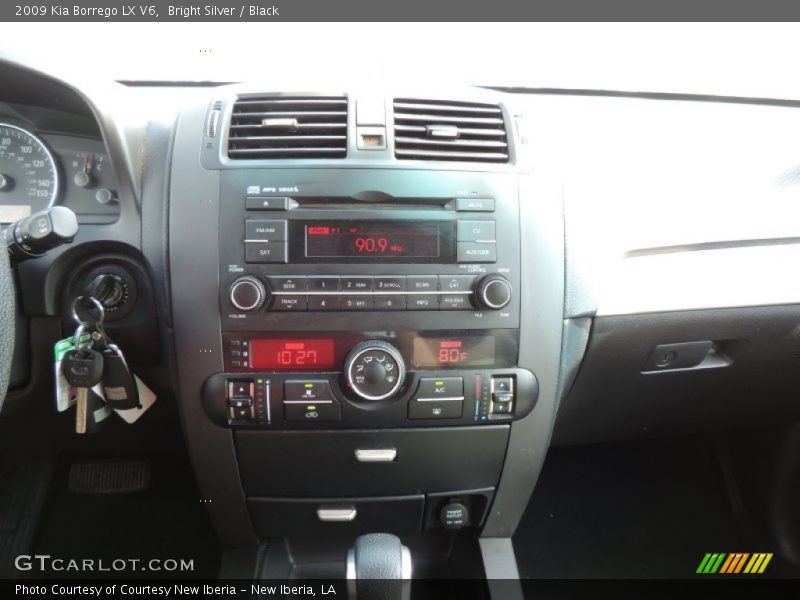 Bright Silver / Black 2009 Kia Borrego LX V6