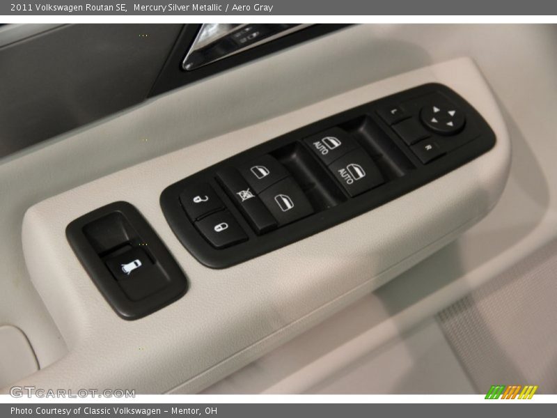 Mercury Silver Metallic / Aero Gray 2011 Volkswagen Routan SE