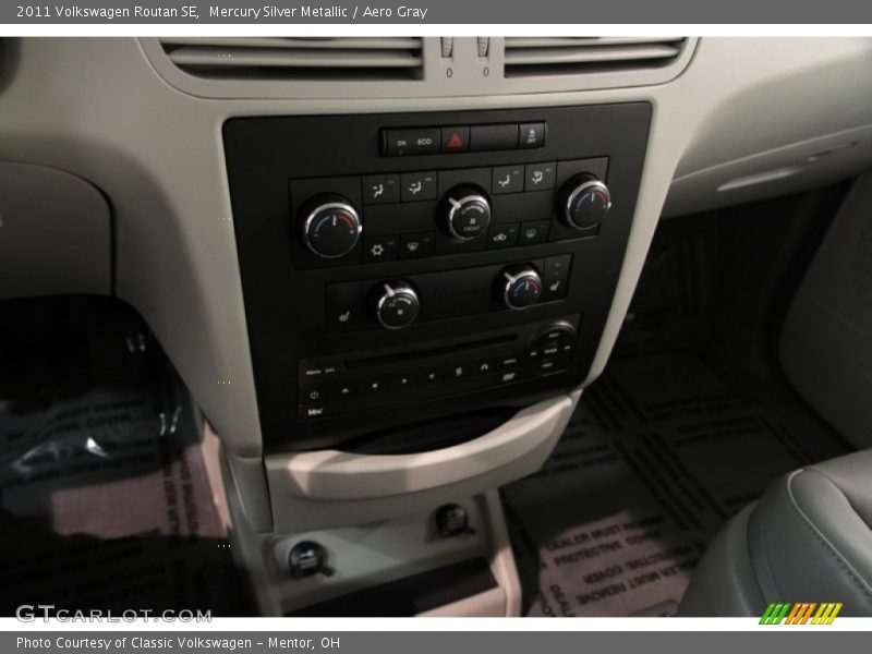 Mercury Silver Metallic / Aero Gray 2011 Volkswagen Routan SE