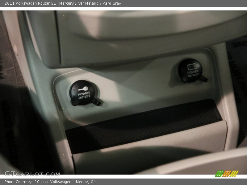 Mercury Silver Metallic / Aero Gray 2011 Volkswagen Routan SE