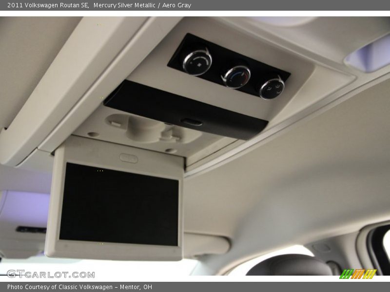 Mercury Silver Metallic / Aero Gray 2011 Volkswagen Routan SE