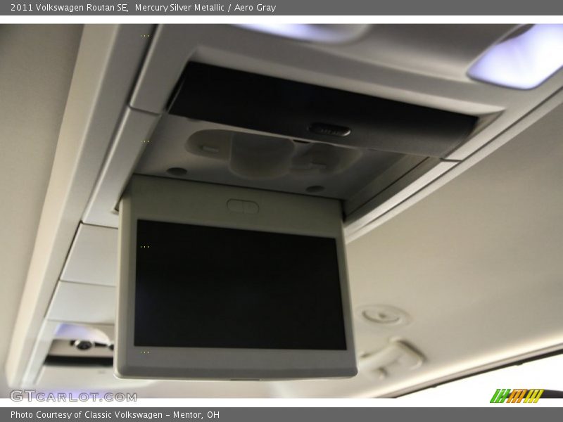 Mercury Silver Metallic / Aero Gray 2011 Volkswagen Routan SE
