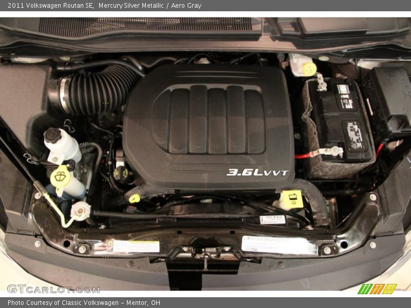 Mercury Silver Metallic / Aero Gray 2011 Volkswagen Routan SE